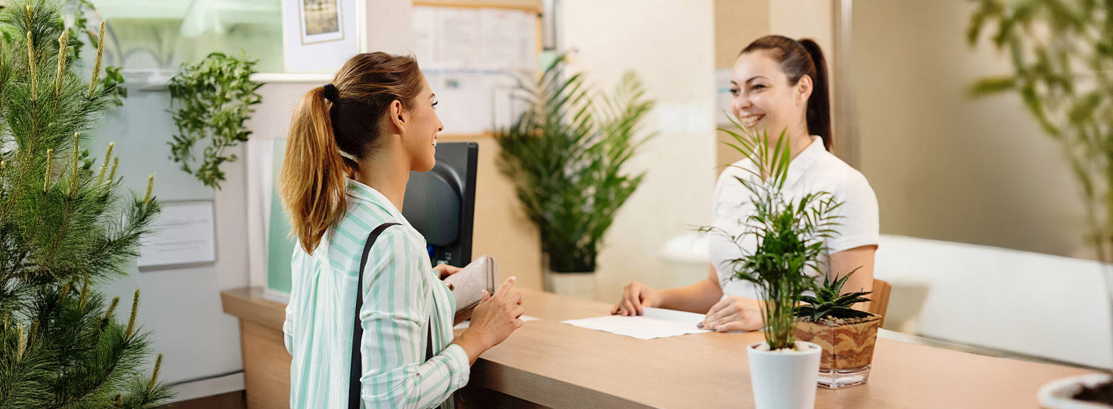 Two women at the Kicko clinic talking about quit smoking medication