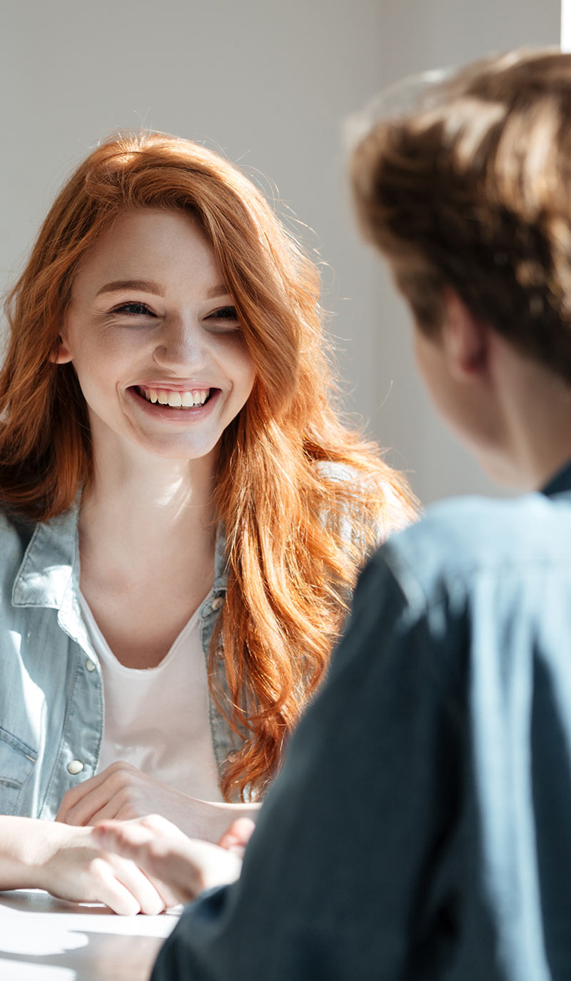 Two people engaged in a conversation about how to quit smoking with nicotine vapes